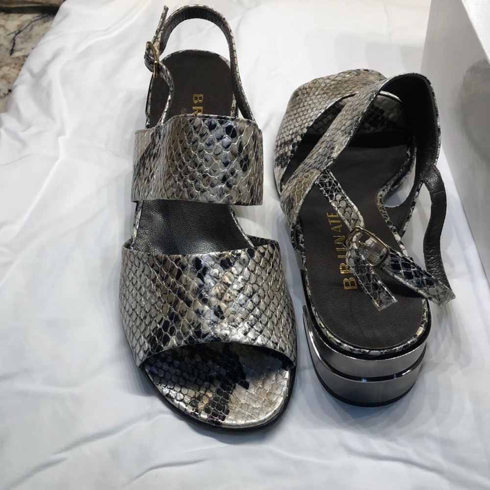 Briarwood NIB Cobra Gold Style Mary 39.5 Sandals
